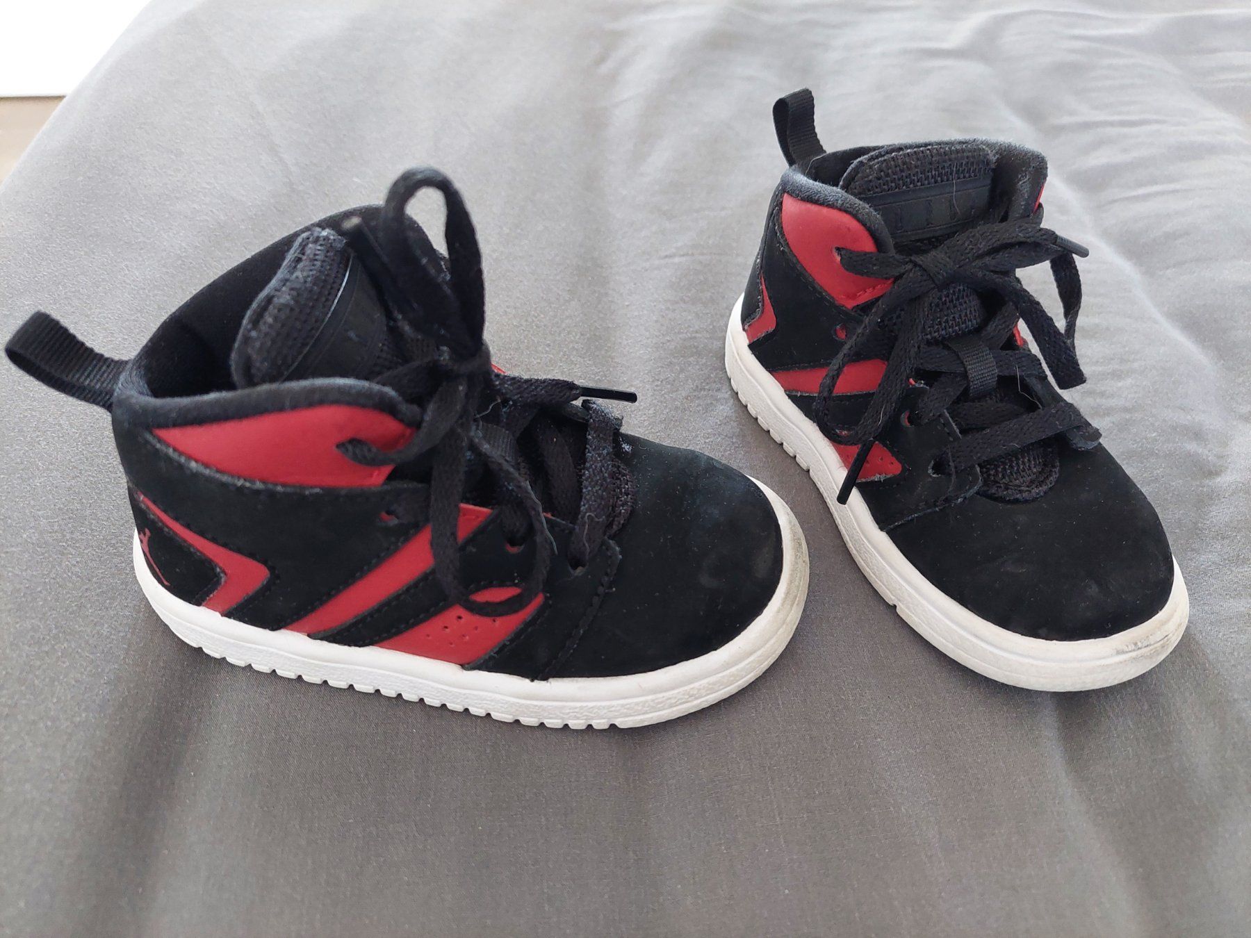 Jordan Scarpe per ragazzi: SCHWARZ/ROTE JORDAN TURNSCHUHE GR. 22 – Usato da Münchenstein venduto da Strupfi 2