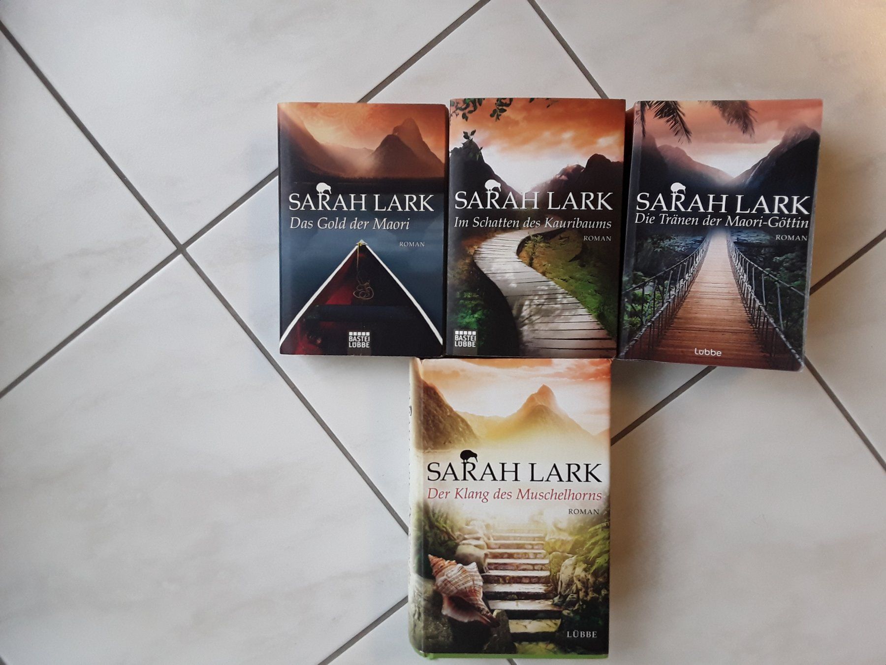 Libri: Sarah Lark Neuseeland-Saga, 4 Bücher, – Usato da Heimberg venduto da Samprof