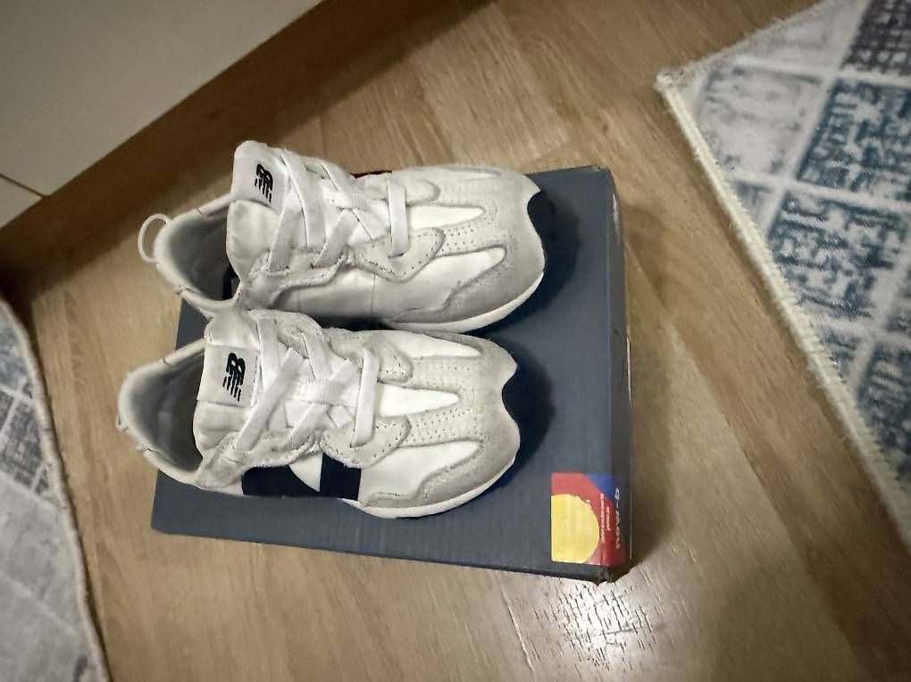 Scarpe per ragazzi: New Balance 327 GR.23.5  – Usato da Kloten venduto da Privat2011