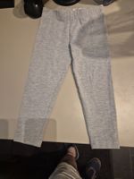 Bequeme H&M Leggings grau Grösse 98.