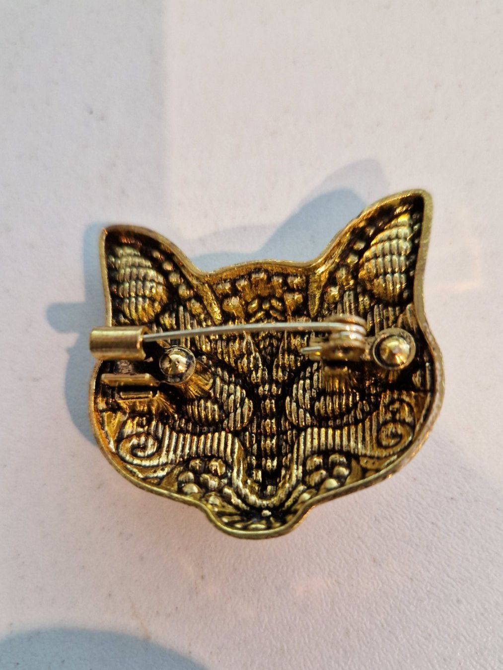 Spille & Fermagli: Interessanter Katzenkopf, goldfarben – Usato da Oberwil BL venduto da Katze55 1