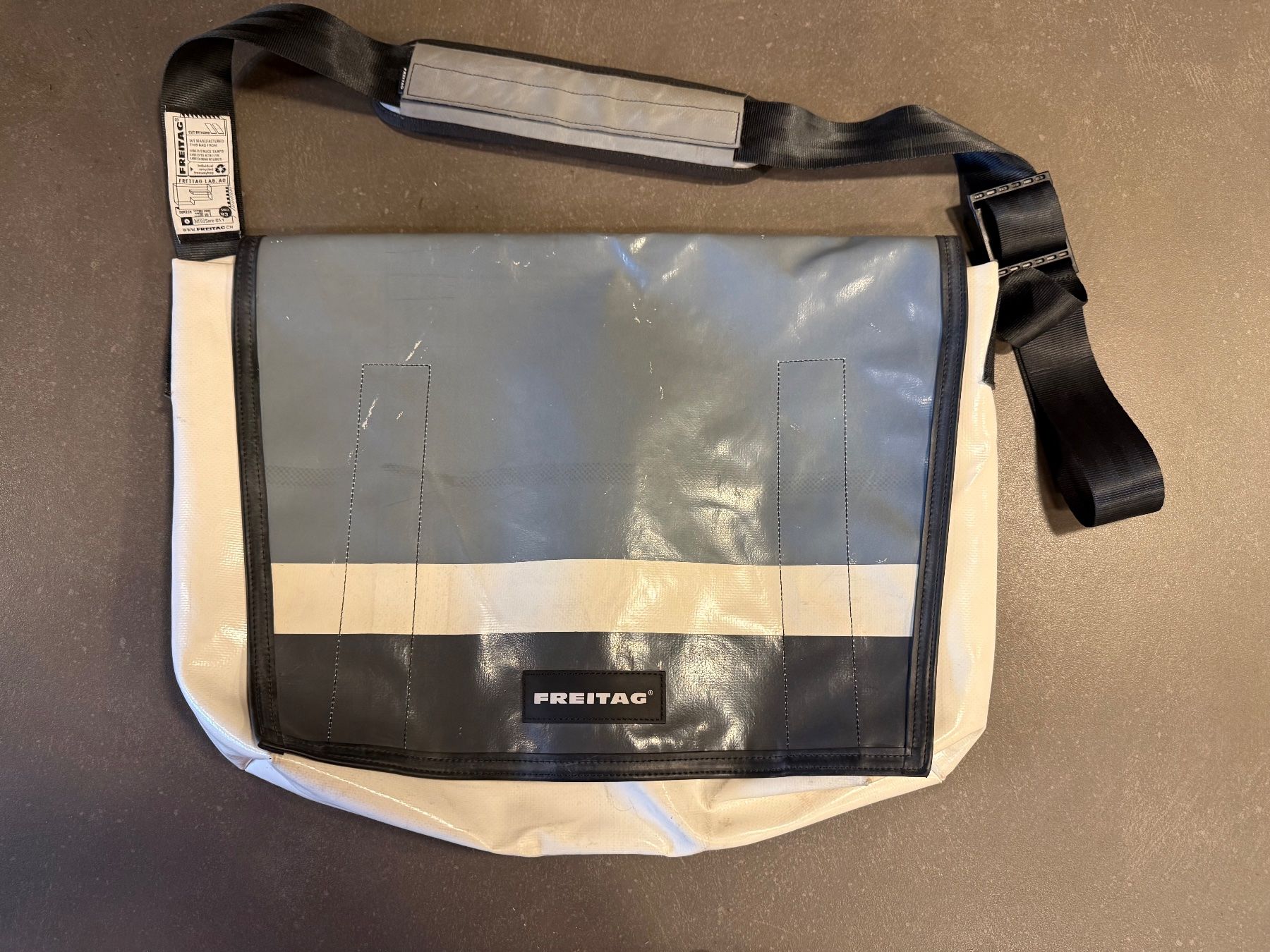 Freitag Sacs: FREITAG Tasche weiss, hellgrau und anthrazit – D'occasion à Rheineck par AdamGerald