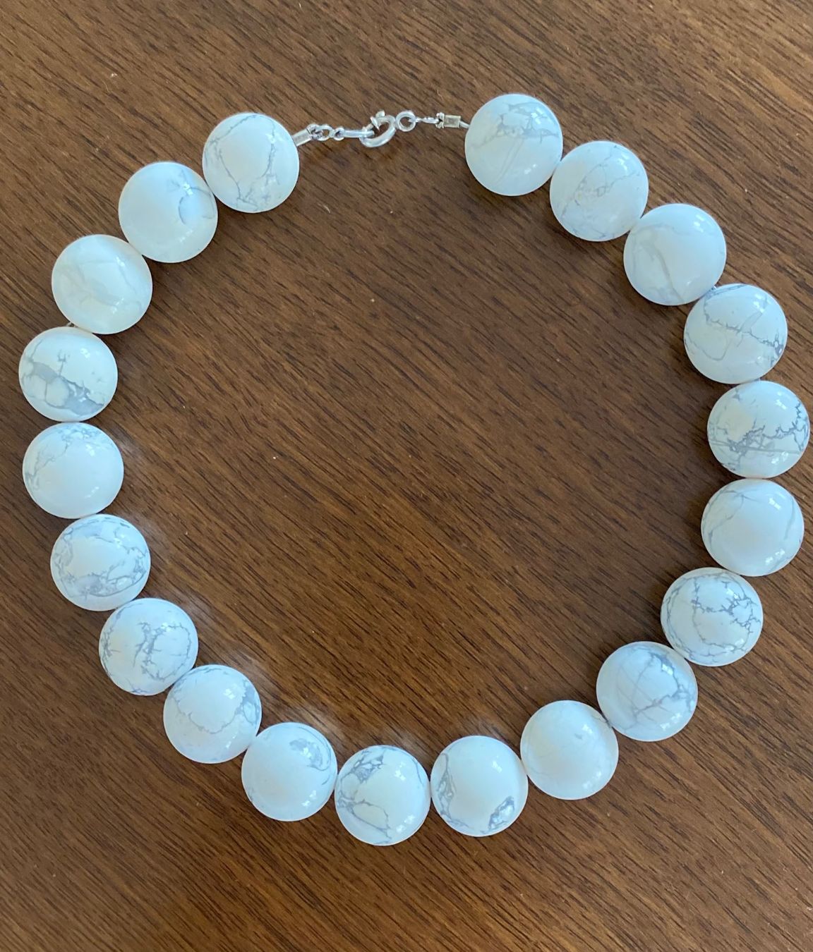 Catenine: Echte Howlith Collier Steinkette, 2 cm Durchmesser pro Kugel – Nuovo (secondo la descrizione) da Illnau venduto da Sniwi67