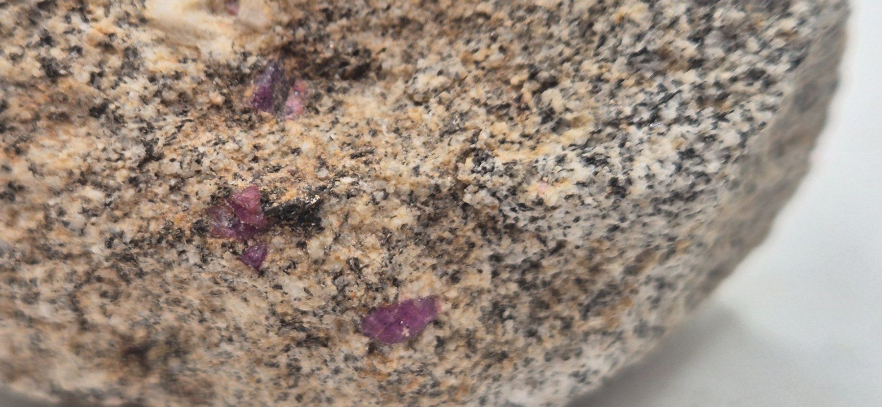 Pietre preziose: Rubin (e) in Muttergestein (135) – Nuovo e nell'imballaggio originale da Winterthur venduto da LukasMineralienOase