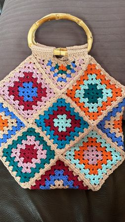 Bunt gehäkelte Granny Square Tasche mit Bambus Henkel, Somme