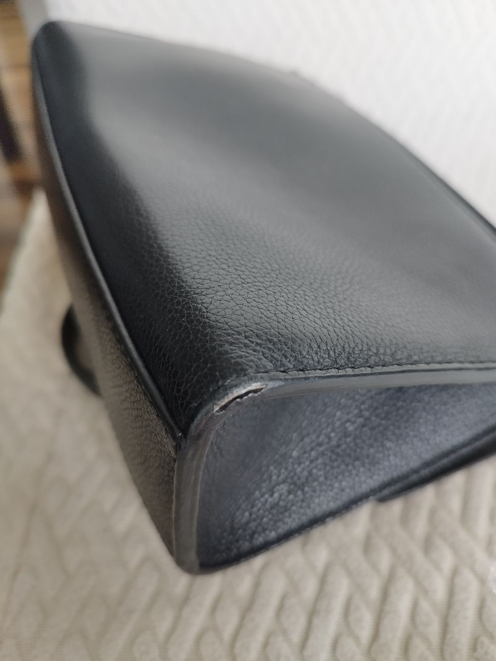 Louis Vuitton Taschen für Damen: Louis Vuitton Lock Me  Black Leather Shoulder Bag, stylish! – Gebraucht aus Silvaplana von gin_h6nz 7