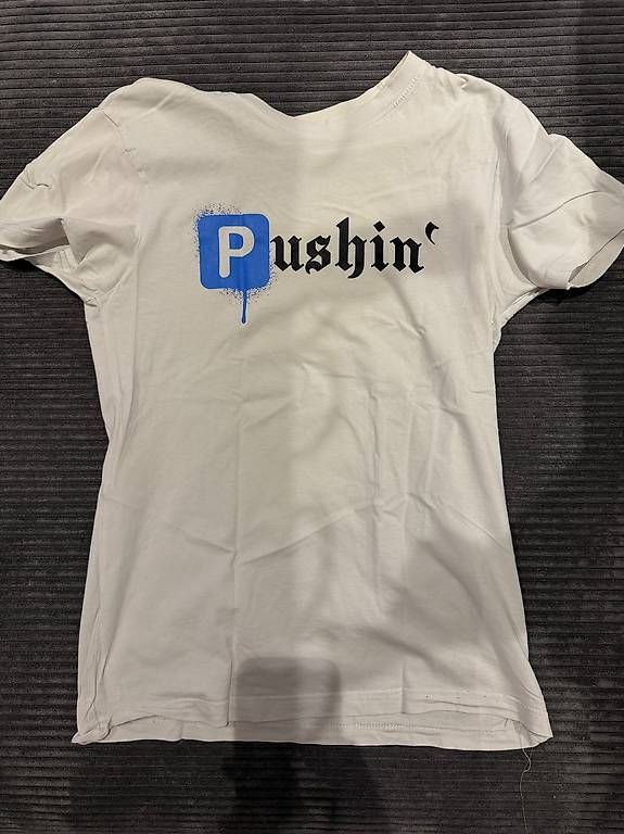 T-shirt: Weißes T-Shirt mit "Pushin'" Print  Gr. M – Usato da Augst BL venduto da mar_sr5f