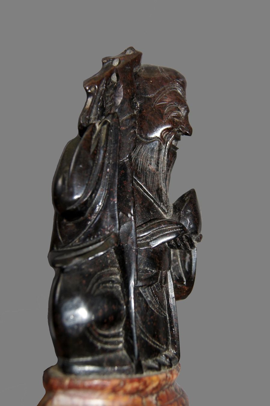 Figuren: Specksteinfigur eines Weisen, schwarz – Gebraucht aus Geroldswil von ARTEFACTO 6