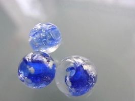 Glasperlen blau, 6mm, glow in the dark 5 Stück
