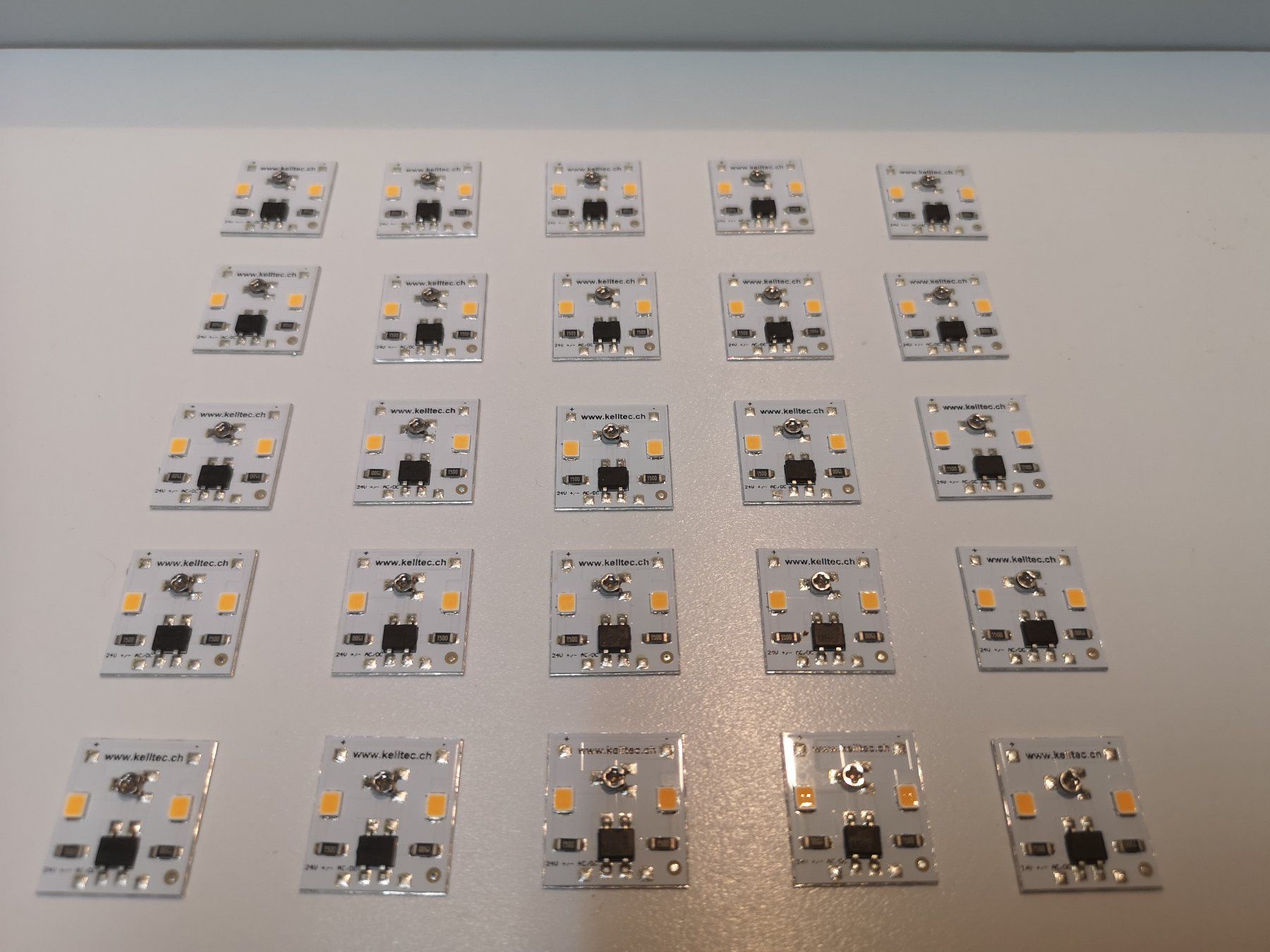 Viessmann Modellini di ferrovie: 25 x Dimmbare KELLTEC Universalbel. 0-24V AC/DC warmweiss – Nuovo e nell'imballaggio originale da Dittingen venduto da Beamsplitter 2