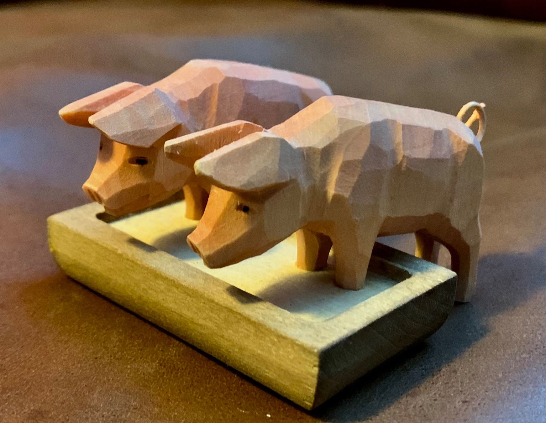 Figurines: Junge Schweine mit Trog, Huggler Brienz Holz – D'occasion à Kloten par petrol5555