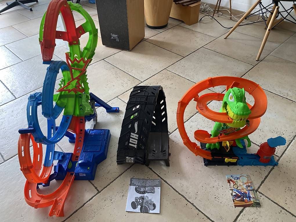 Spielzeuge: Hot Wheels 3 Bahnen Action Loops – Gebraucht aus Wangen an der Aare von zarteflunder