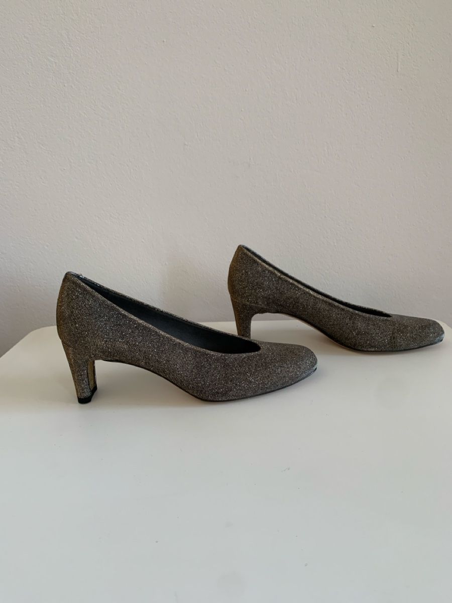 Stuart Weitzman Scarpe da donna: Stuart Weitzman: Chicer Pumps, Lurex, Glitzer, silbergrau 37 – Nuovo (secondo la descrizione) da Luzern venduto da designluzern 1