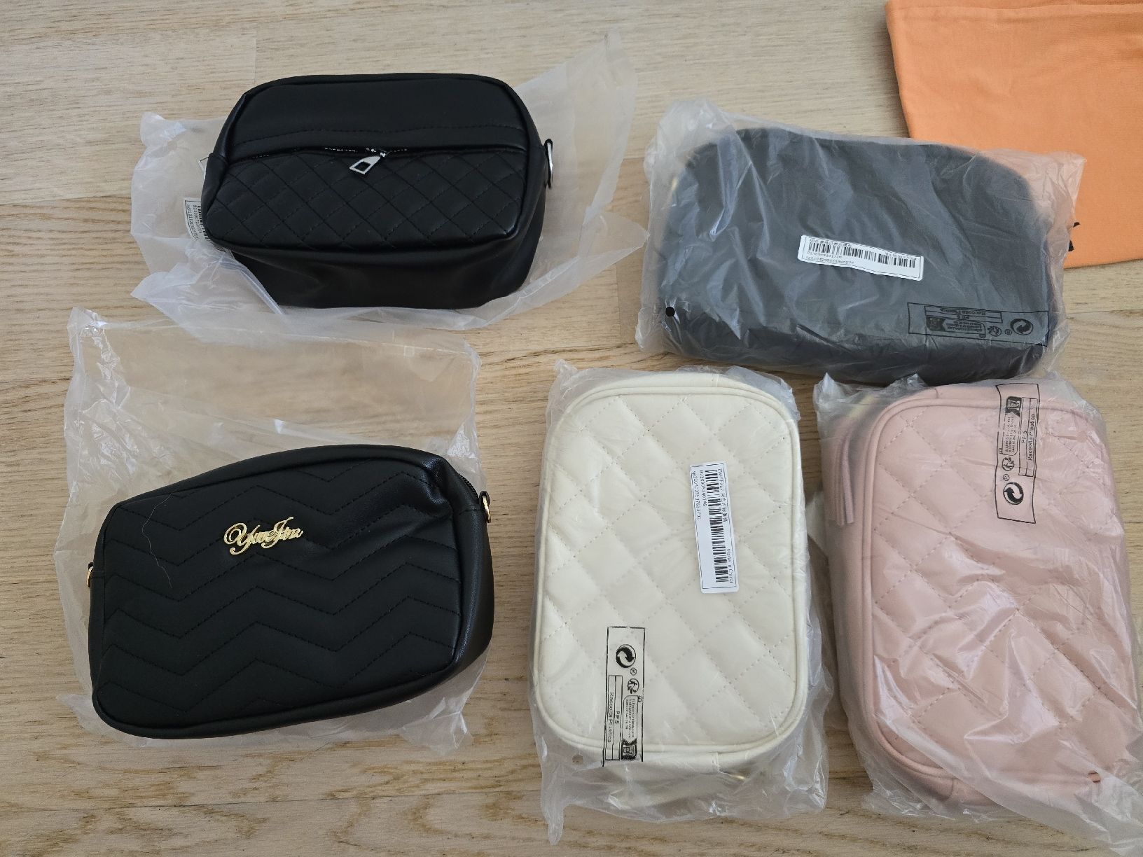Lots de vêtements: Restposten Kleider & Handtaschen – D'occasion à Rickenbach b. Wil par Beautiful.Things 9