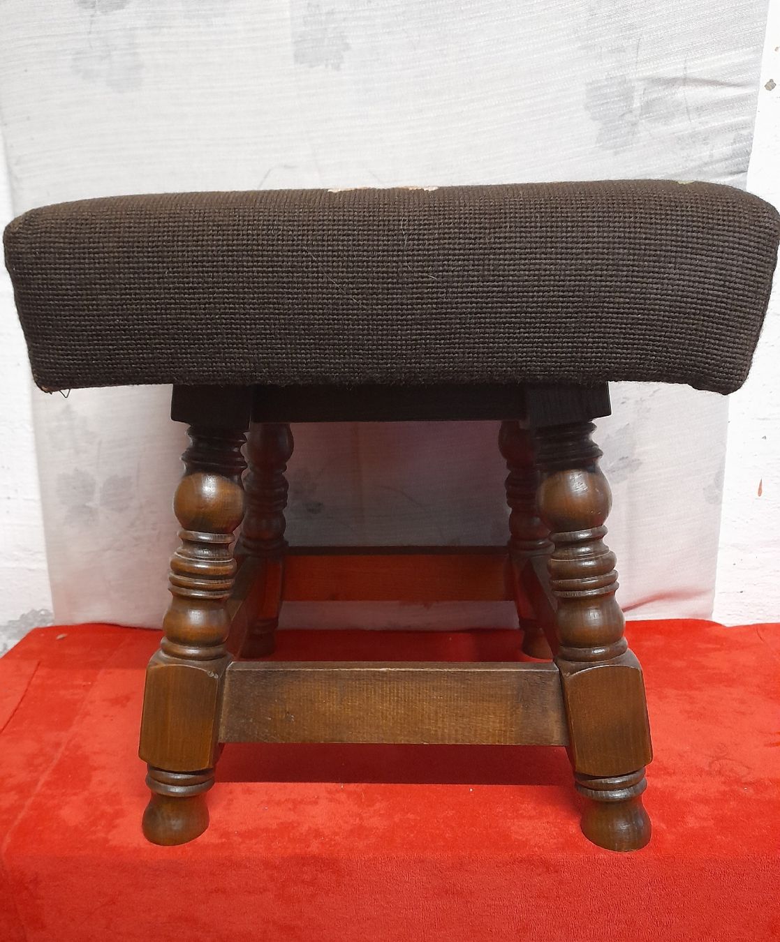 Sgabelli: Handgearbeiteter Fuss-Schemeli/Hocker mit Vogelmuster – Usato da Winterthur venduto da Ufff512 2