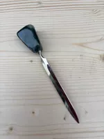 Brieföffner mit Griff aus grünem Halbedelstein Metall