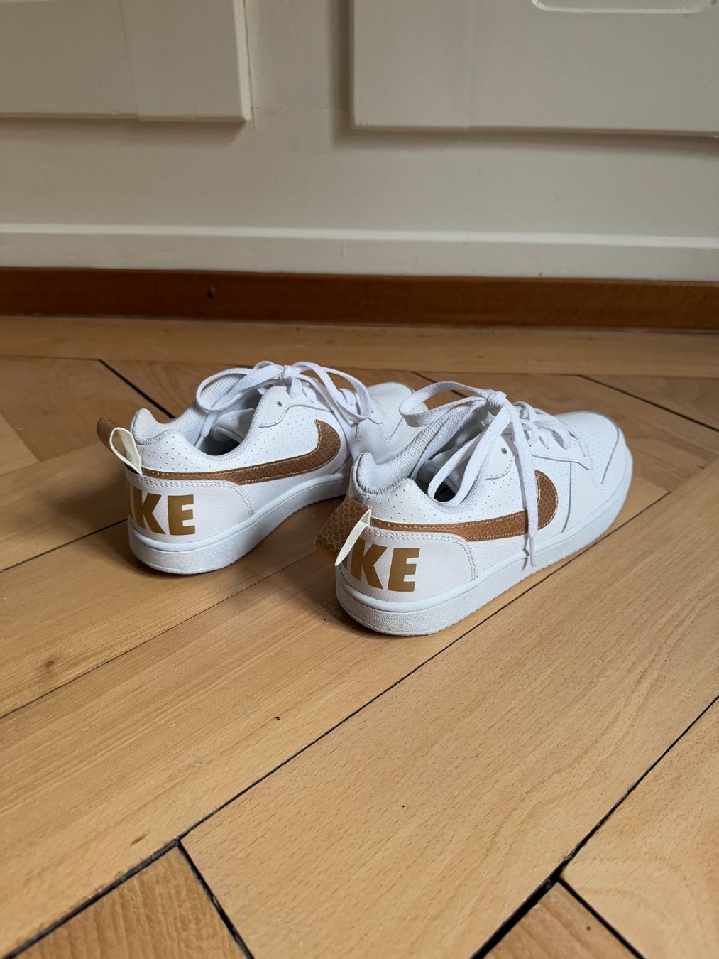 Nike Chaussures femmes: NIKE - Leder Sneaker weiss 37.5 – D'occasion à Zürich par Diazaio 1