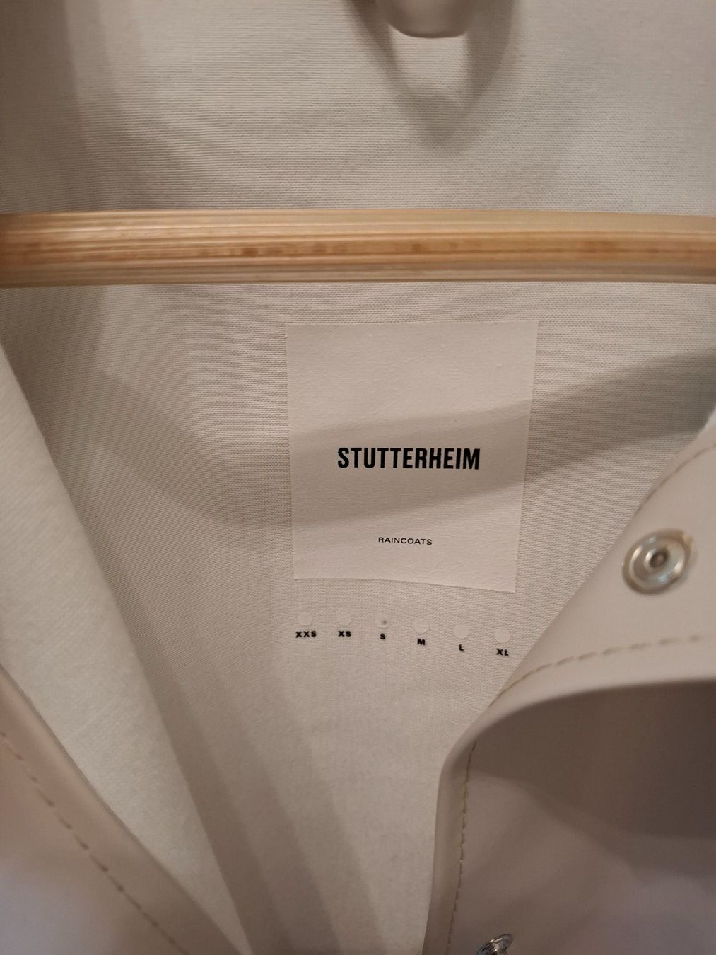 Stutterheim Cappotti: Regenmantel von Stutterheim in Beige, Gr. S – Usato da Jenins venduto da kunzli88 4