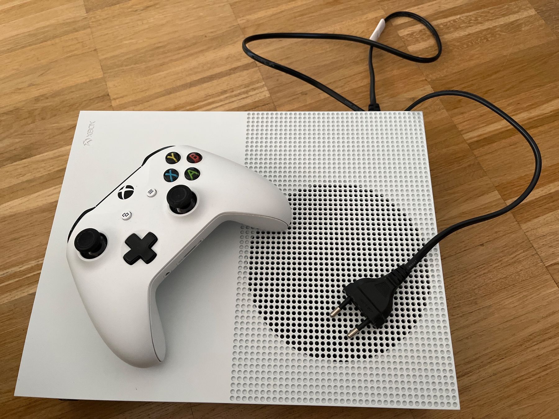 Console: Xbox One S, neuve, parfait état – Nuovo (secondo la descrizione) da Genève venduto da Lalafanny66