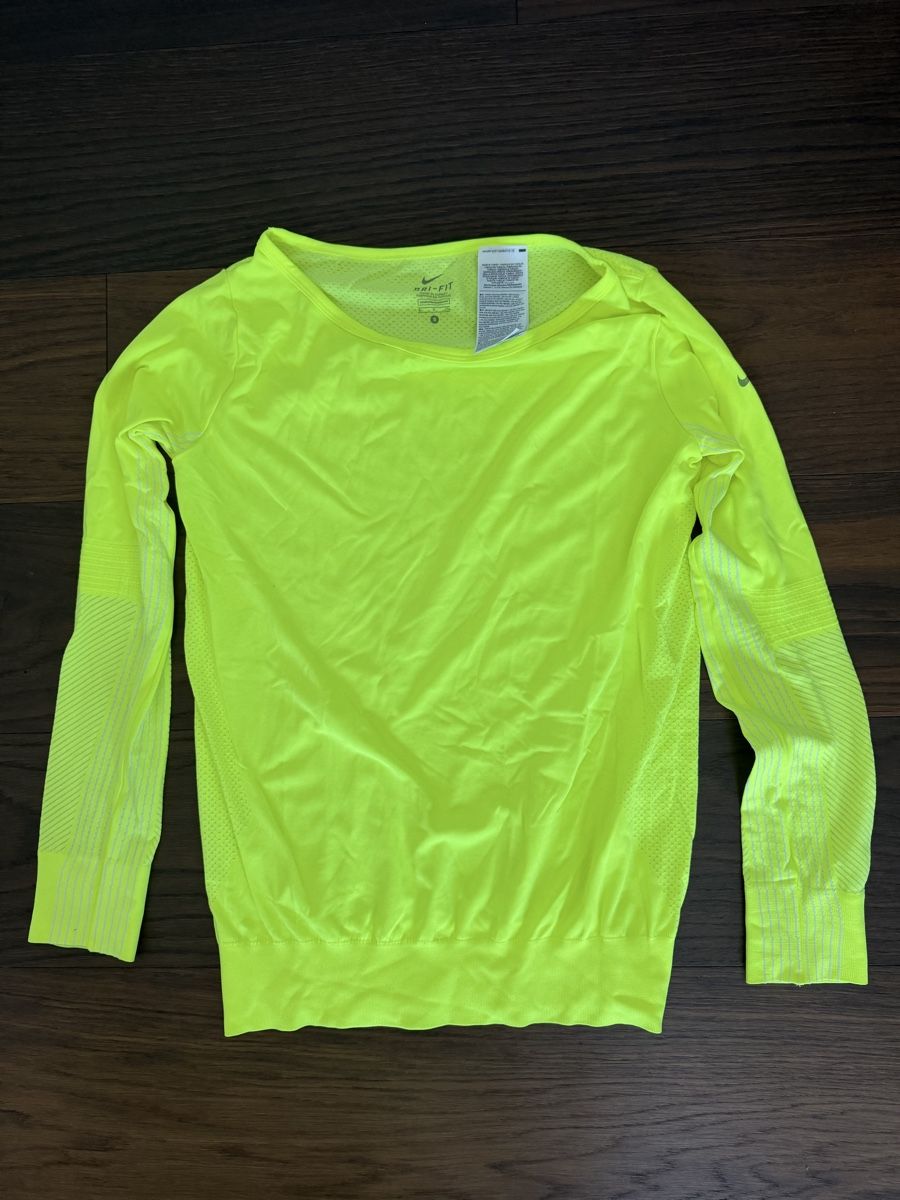 Nike Tops: Nike Pro Dri-Fit Trainingsshirt – D'occasion à Küsnacht ZH par LightSheer