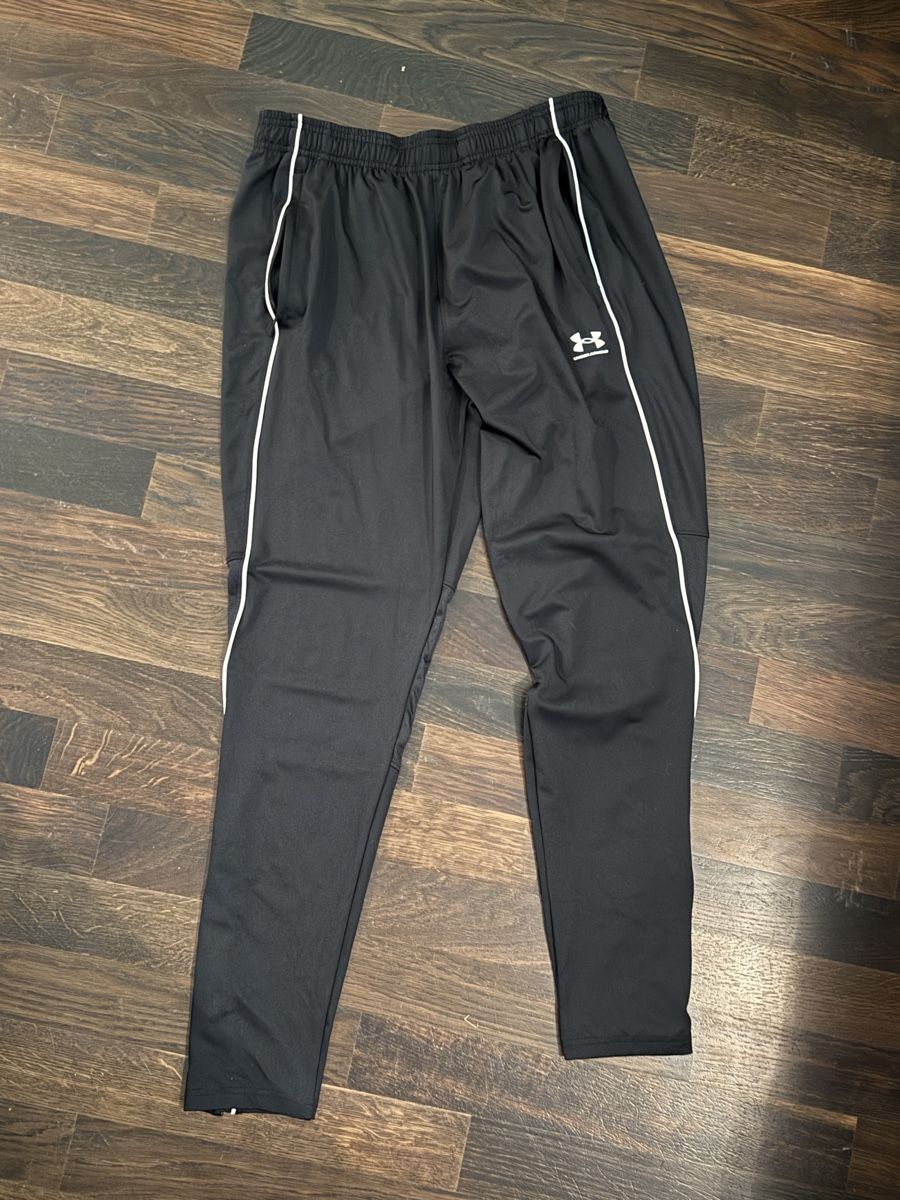 Under Armour Hosen: Trainingshose Under Armour schwarz Grösse L  – Gebraucht aus Rümlang von VOS_R