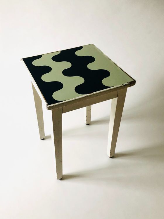 Hocker: Hocker mit Wellenmuster, Tabourett – Gebraucht aus Bern von helloliptek 1