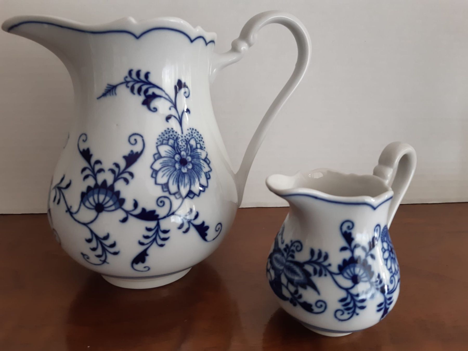 Set di piatti: 2 Porzellankrüge – Usato da Luzern venduto da Sontru