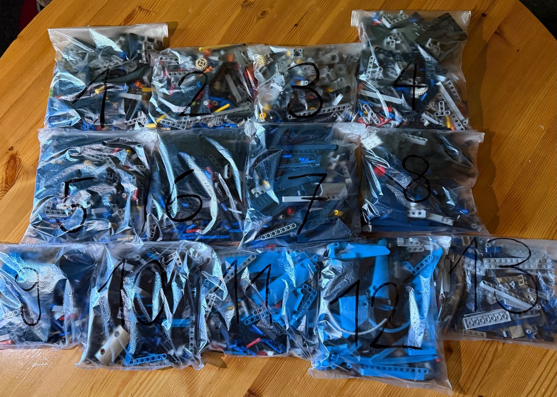 Lego Kit di costruzioni: LEGO Technic 42083 Bugatti Chiron (gebraucht) – Usato da Zürich venduto da 23marce02 1
