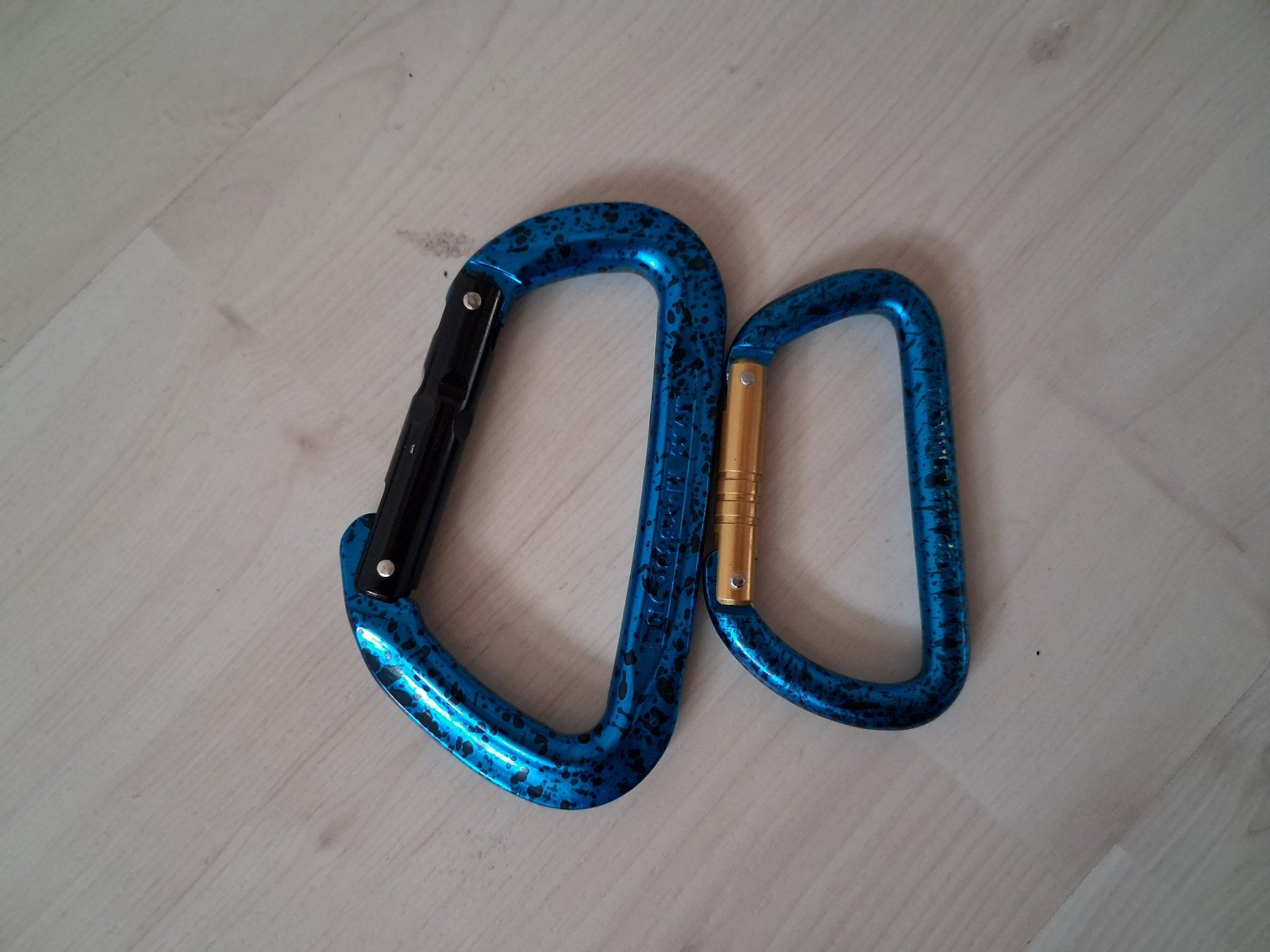 Kletterausrüstungen: 2 X KARABINER HAKEN – Neu (gemäss Beschreibung) aus langnau von Santos1411