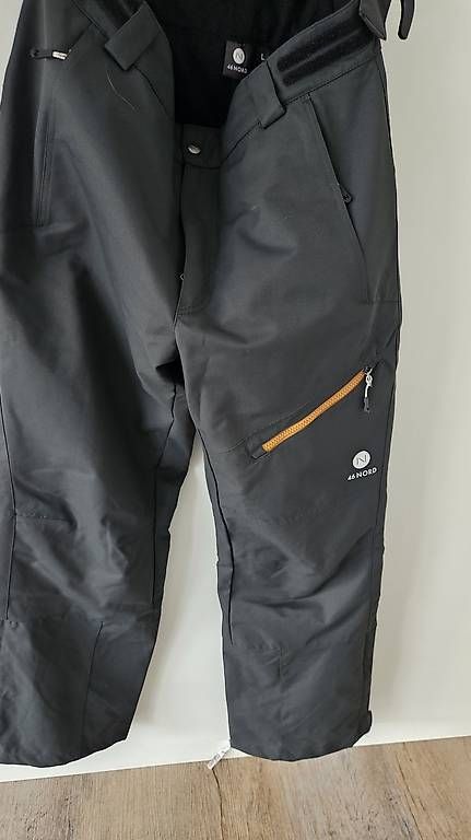 46 Nord Lotti di vestiti: Skijacke und Hose – Usato da Siebnen venduto da SchuJas 2