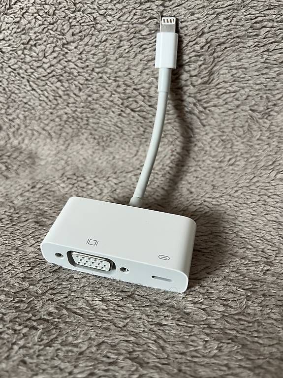 Laufwerke & Adapter: Original Apple Lightning auf VGA Adapter – Gebraucht aus Pfäffikon ZH von stefanschmitz