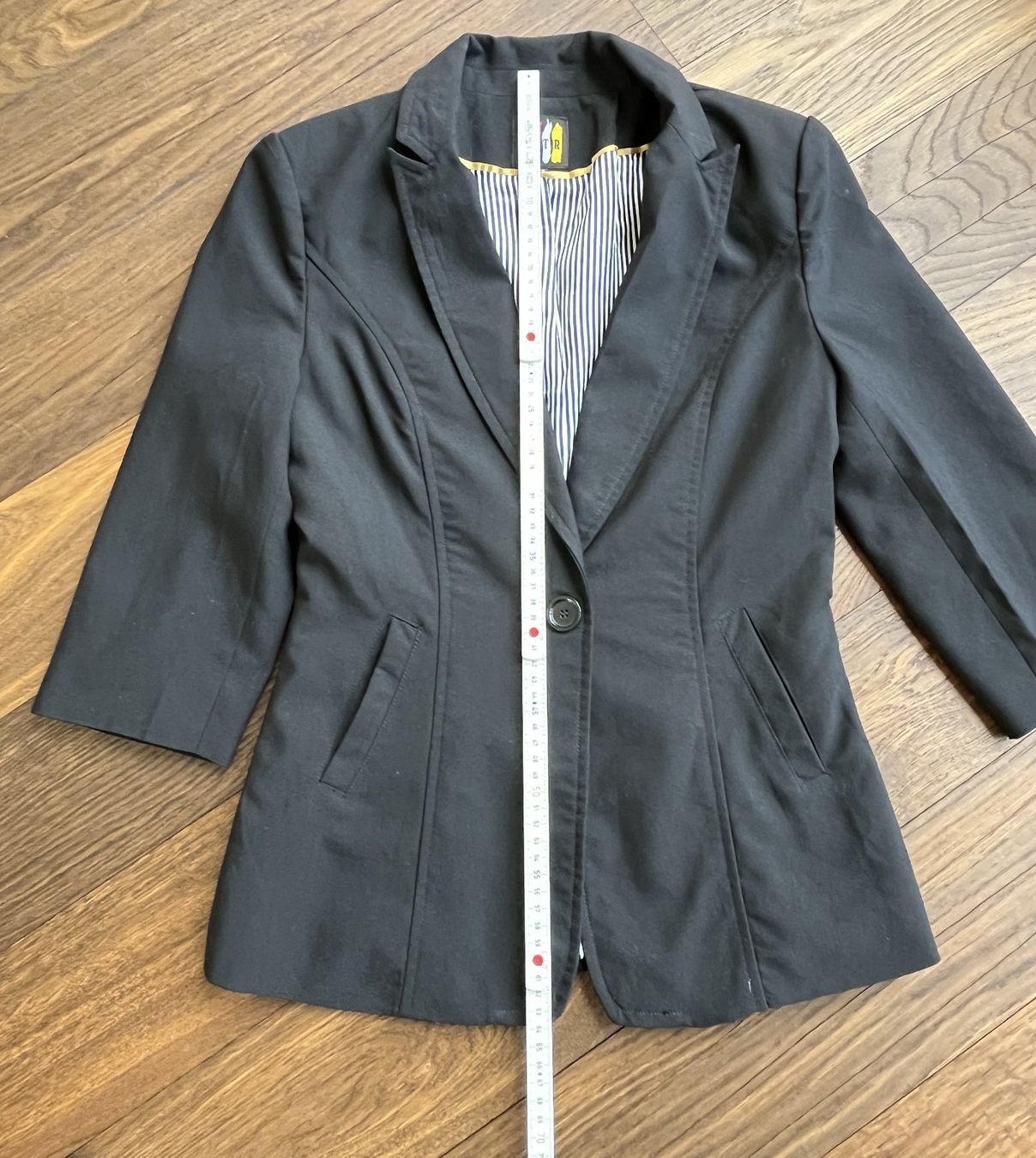 Vestes: Schwarzer Blazer mit gestreiftem Innenfutter, XS, Kurzärmel – D'occasion à Affoltern am Albis par Blackrhythm 4