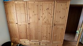 Kleiderschrank aus Holz 5-türig
