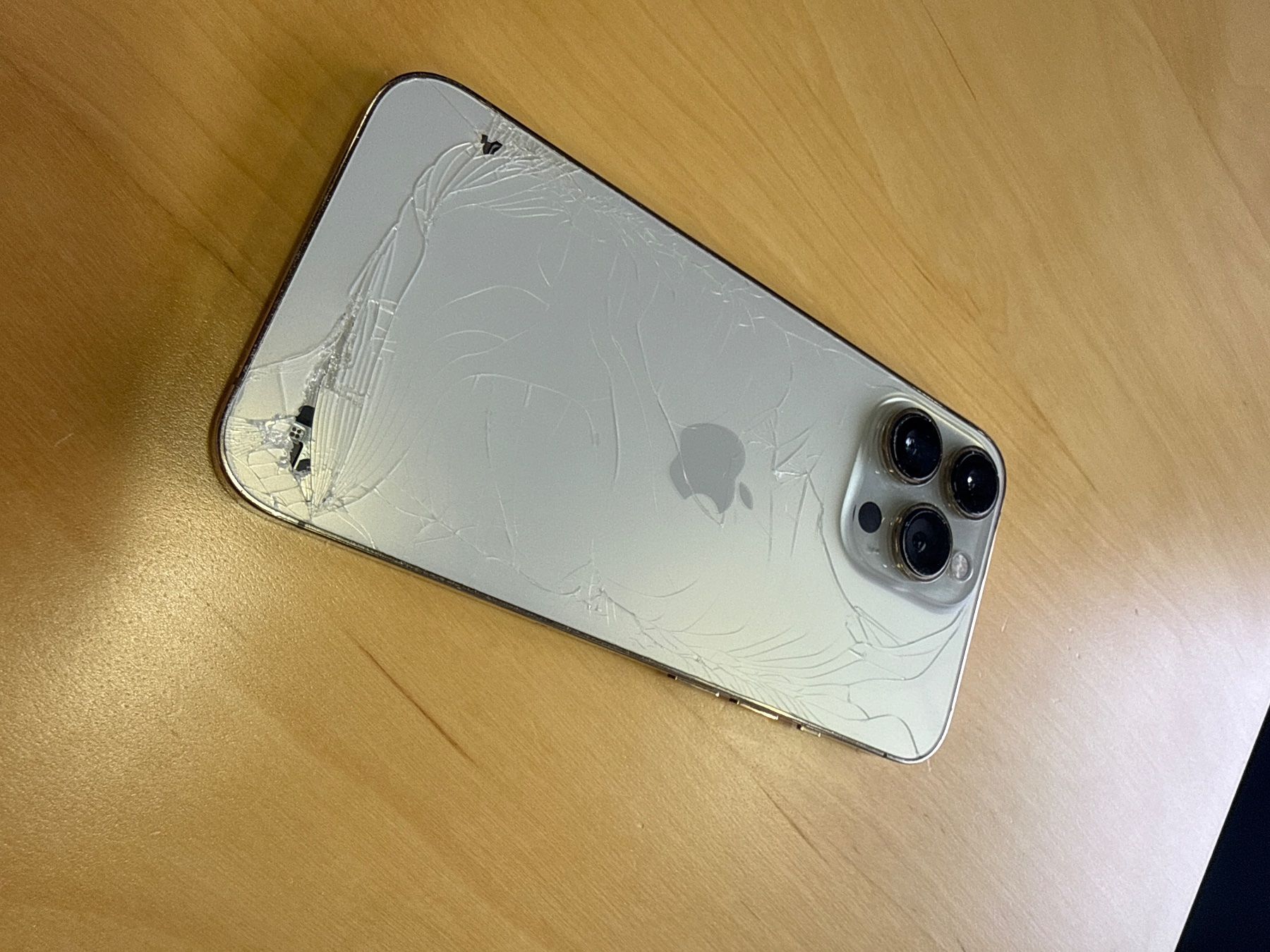 Apple Telefoni cellulari / Smartphones: iPhone 13 Pro with cracks on the back – Usato da Genève venduto da val_dr79 1