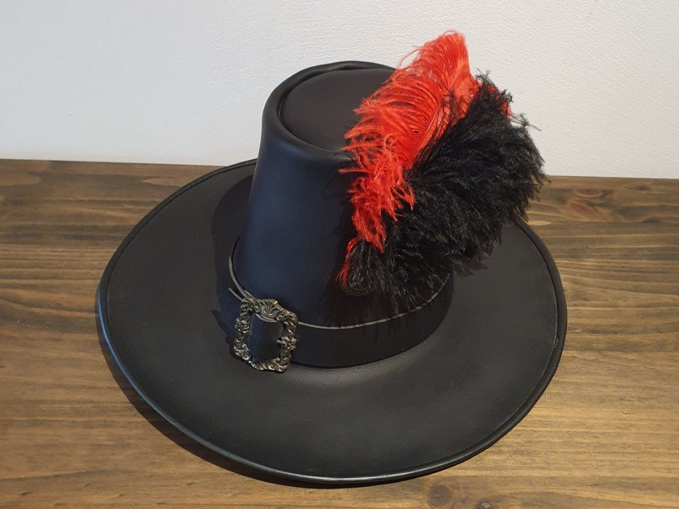 Costumi: Hoher Lederhut - Hexenjäger – Usato da Disentis/Mustér venduto da cumpra_e_vendita 1