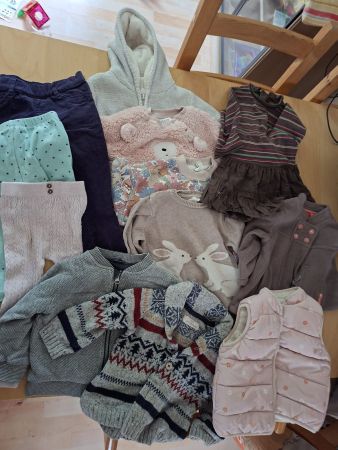 Verschiedene Kinderkleider in der Grösse 74/80