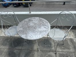 Granittisch und 2Stühle