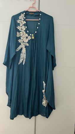 Kleid Petrol Grösse 2 bestickt guter Zustand