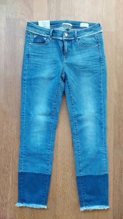 Neue Jeans von Dawn mit Etikett