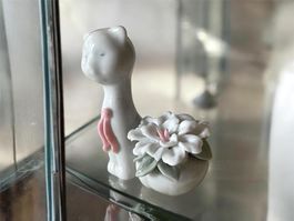 Kleine Katze mit Blume - Dekoration aus Porzellan