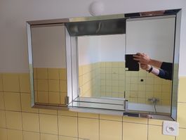 armadietto specchio svizzero contenitore con prese corrente