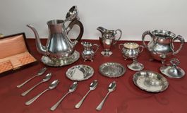 Konvolut versilberter Vintage-Servierteile & Besteck  