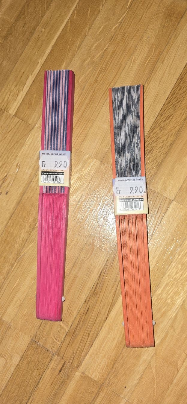 Toutes les décorations: 2 Handfächer Stoff Holz Pink Orange Neu – Neuf avec emballage d'origine à Seuzach par K_N 1