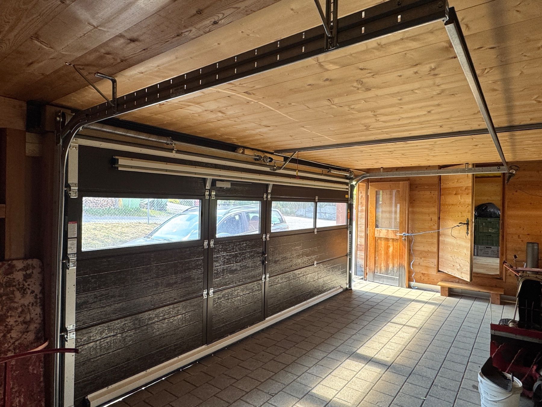 Türen: Rolltor elektrisch mit integrierter Türe und Fensterfront – Gebraucht aus Chur von Kalafi 3
