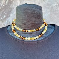 Collier long perles blanches et perles ambrées facettées
