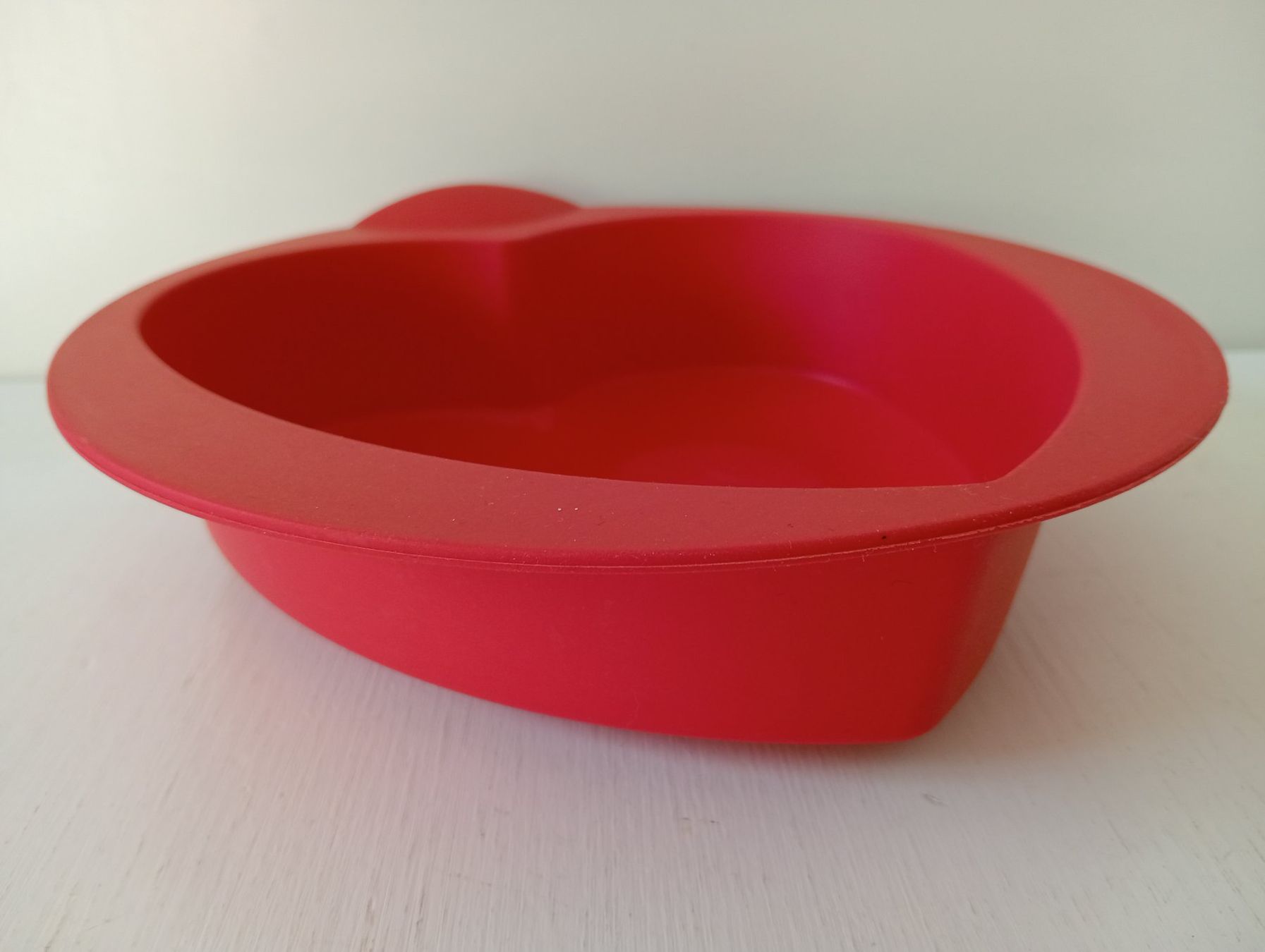 Tupperware Teglie da forno: Tupperware Backform in Herz-Form aus Silikon Rot – Usato da Allschwil venduto da Evgeniia78 1