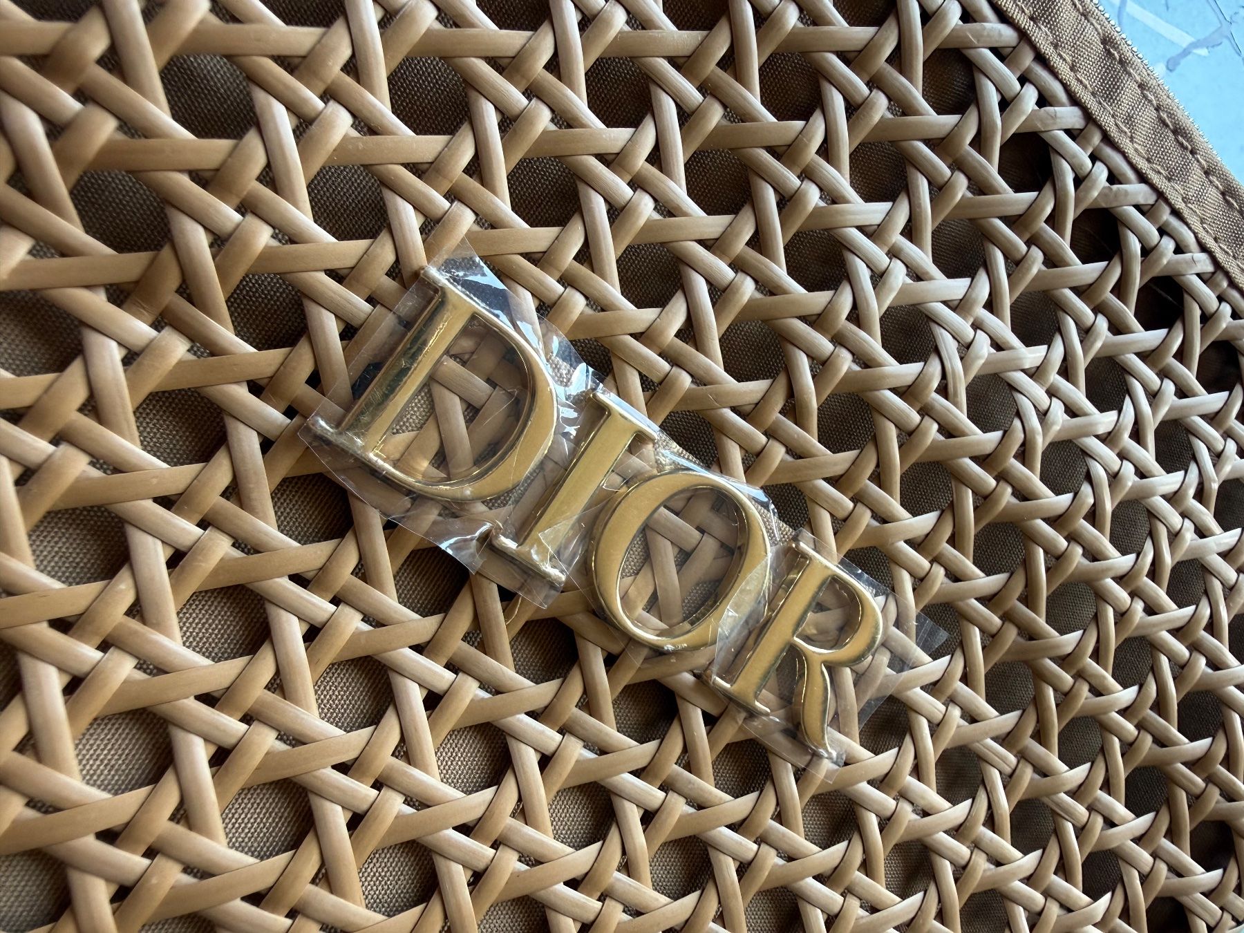 Dior Trousses de maquillage: Dior Solar Raffia Pouch Summer 2026 Limited Edition – Neuf avec emballage d'origine à Luzern par sas_r89l 1