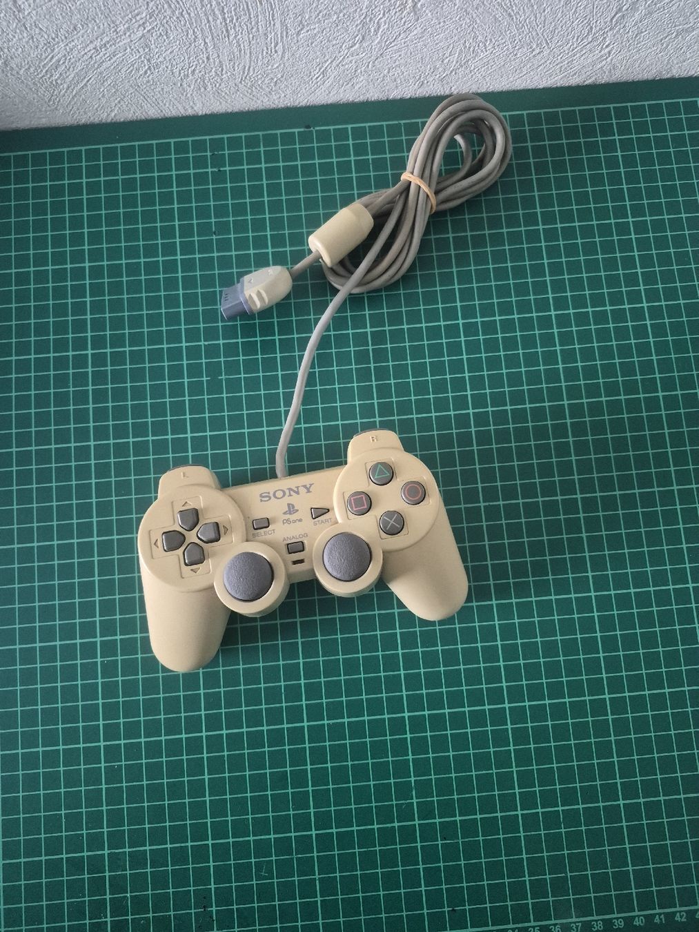 Sony Controller: Vintage Sony PlayStation 1and 2 Controller - Classic Gaming – Usato da Meyrin venduto da Retro-GZ