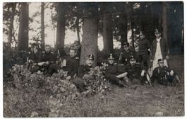 Soldaten rasten im Wald, gelaufen 1914