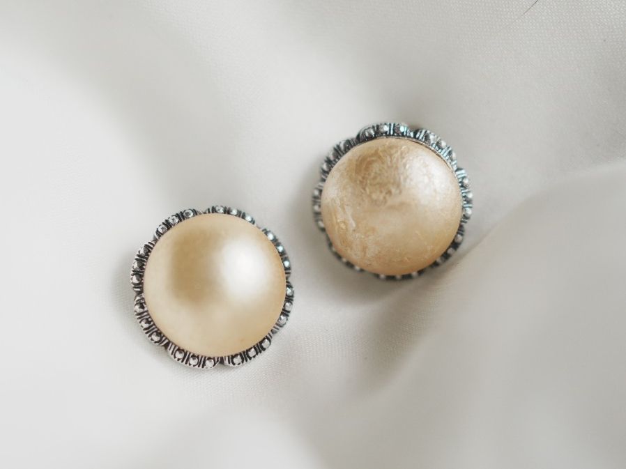 Orecchini pendenti & Orecchini a lobo: Clip-Ohrringe, Kunstperle creme, Silberfassung – Usato da Volketswil venduto da HeredisAntiques 1